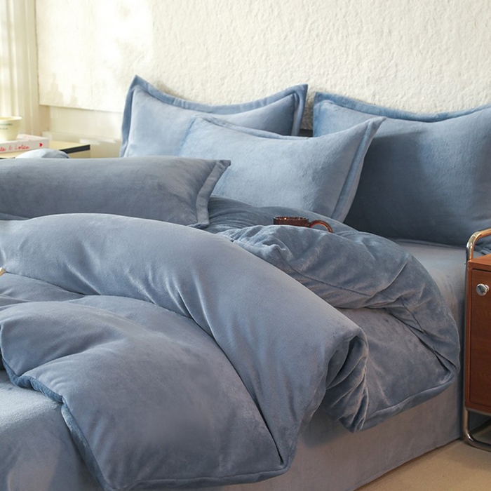 91家纺网 家纺一手货源 找家纺 优家居 2025秋冬高克重牛奶绒四件套纯色简约日式风床单款被套 星空蓝