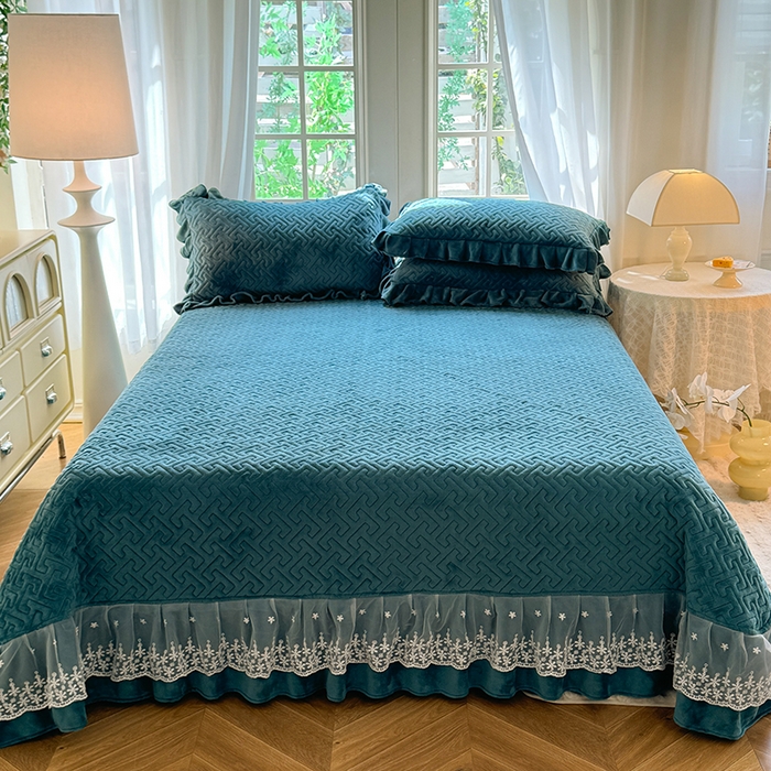 91家纺网 家纺一手货源 找家纺 优家居 2025秋冬高克重牛奶绒夹棉床盖四件套纯色蕾丝边花边刺绣法式公主风床裙款被套床罩夹棉床裙 灰湖绿