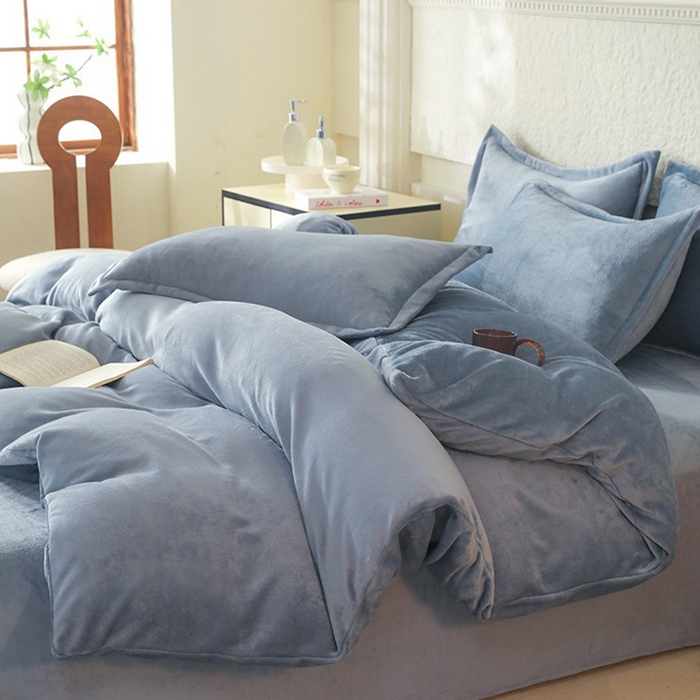 91家纺网 家纺一手货源 找家纺 优家居 2025秋冬高克重牛奶绒四件套纯色简约日式风床单款被套 星空蓝