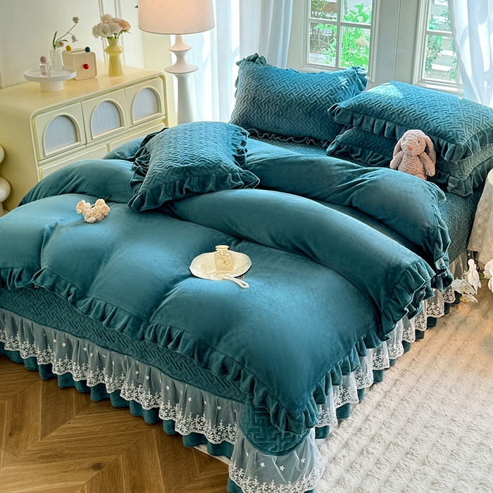 91家纺网 家纺一手货源 找家纺 优家居 2025秋冬高克重牛奶绒夹棉床盖四件套纯色蕾丝边花边刺绣法式公主风床裙款被套床罩夹棉床裙 灰湖绿