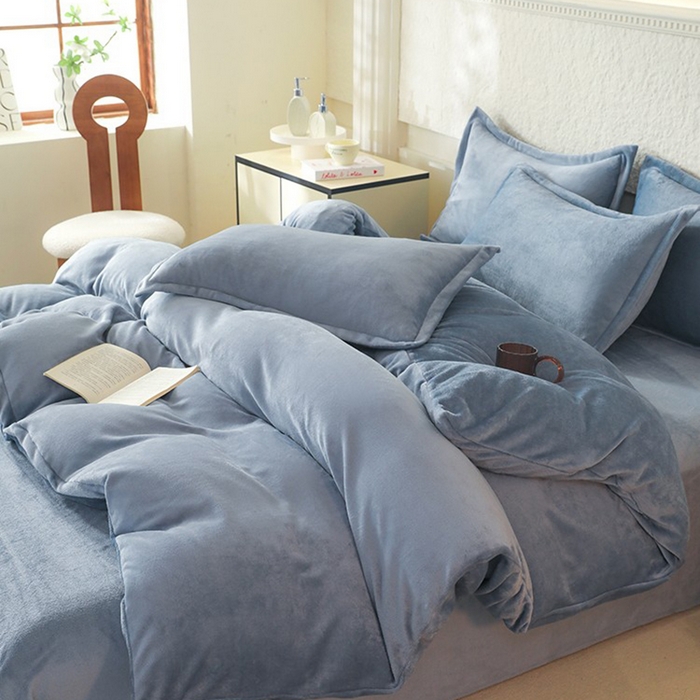 91家纺网 家纺一手货源 找家纺 优家居 2025秋冬高克重牛奶绒四件套纯色简约日式风床单款被套 星空蓝