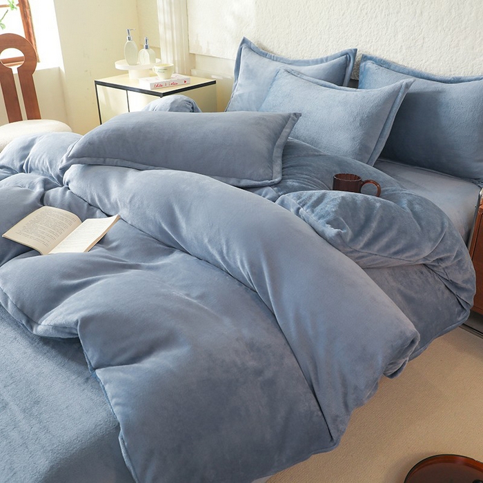 91家纺网 家纺一手货源 找家纺 优家居 2025秋冬高克重牛奶绒四件套纯色简约日式风床单款被套 星空蓝
