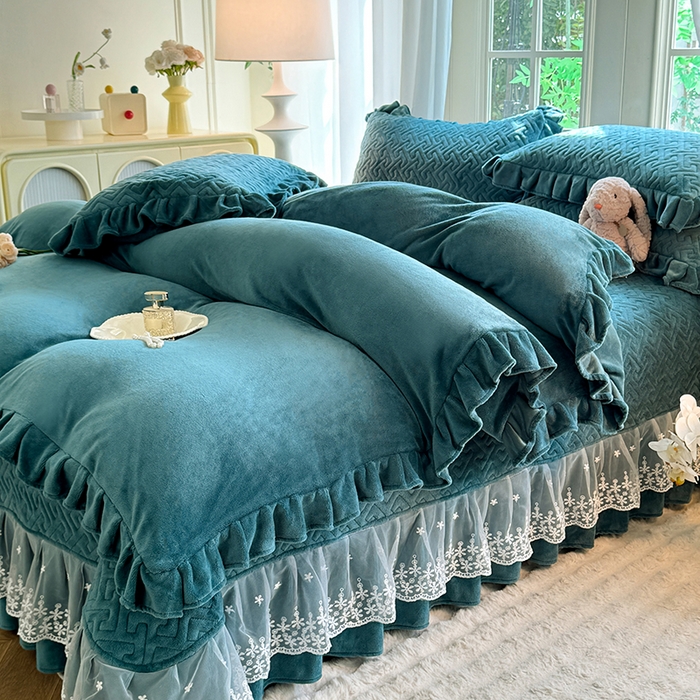 91家纺网 家纺一手货源 找家纺 优家居 2025秋冬高克重牛奶绒夹棉床盖四件套纯色蕾丝边花边刺绣法式公主风床裙款被套床罩夹棉床裙 灰湖绿