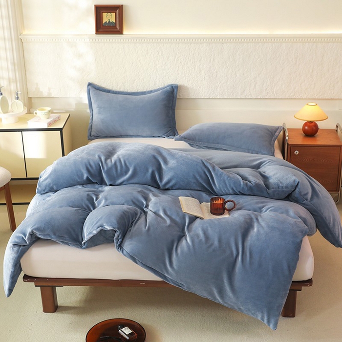 91家纺网 家纺一手货源 找家纺 优家居 2025秋冬高克重牛奶绒四件套纯色简约日式风床单款被套 星空蓝