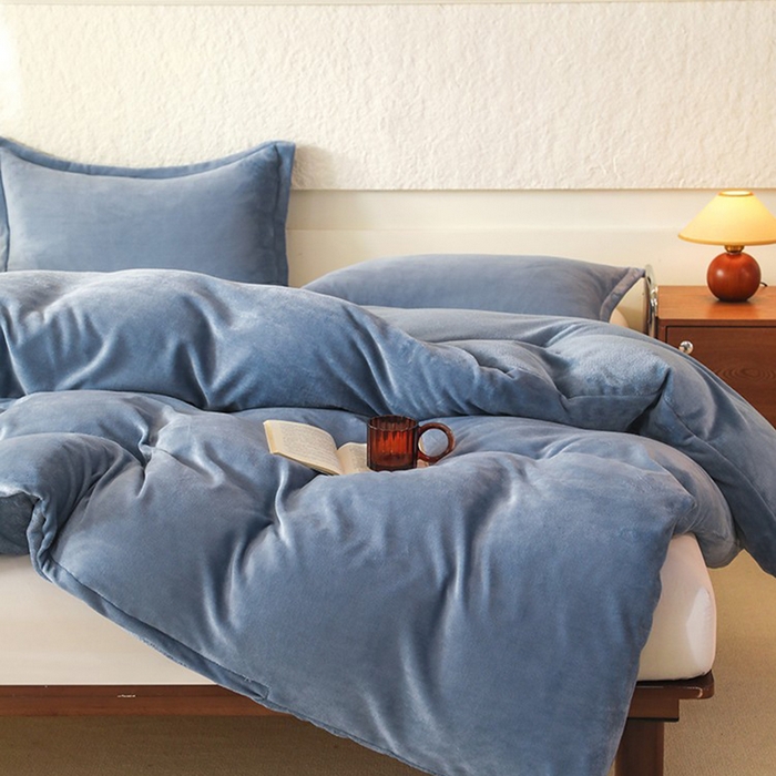 91家纺网 家纺一手货源 找家纺 优家居 2025秋冬高克重牛奶绒四件套纯色简约日式风床单款被套 星空蓝