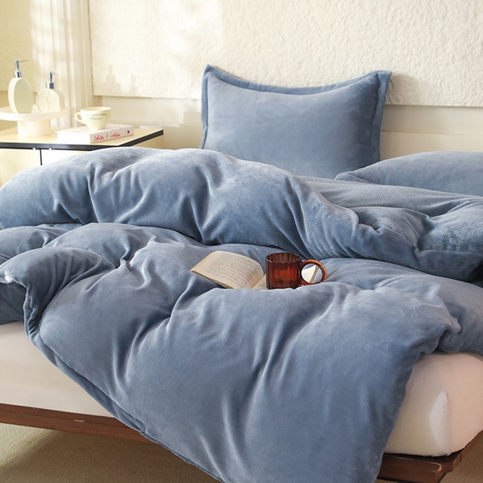 91家纺网 家纺一手货源 找家纺 优家居 2025秋冬高克重牛奶绒四件套纯色简约日式风床单款被套 星空蓝