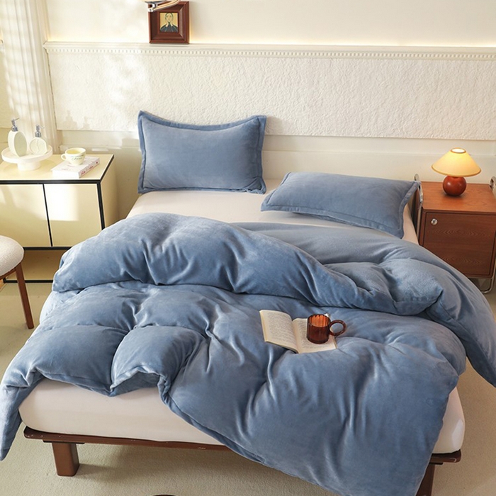 91家纺网 家纺一手货源 找家纺 优家居 2025秋冬高克重牛奶绒四件套纯色简约日式风床单款被套 星空蓝