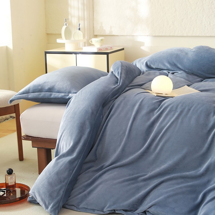 91家纺网 家纺一手货源 找家纺 优家居 2025秋冬高克重牛奶绒四件套纯色简约日式风床单款被套 星空蓝