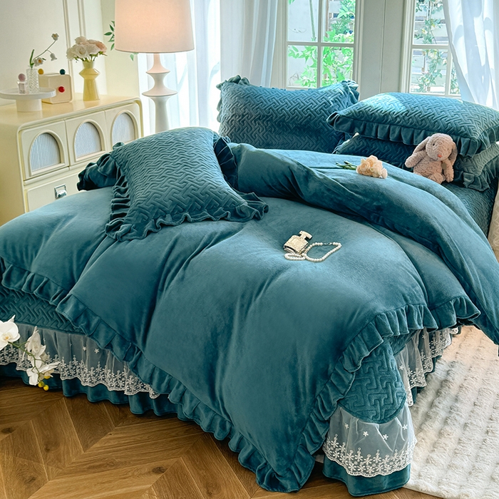 91家纺网 家纺一手货源 找家纺 优家居 2025秋冬高克重牛奶绒夹棉床盖四件套纯色蕾丝边花边刺绣法式公主风床裙款被套床罩夹棉床裙 灰湖绿