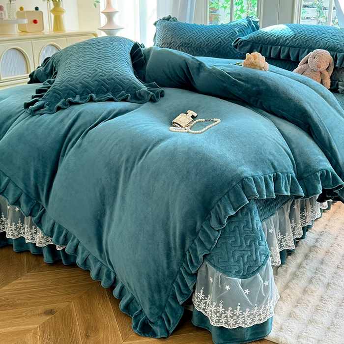 91家纺网 家纺一手货源 找家纺 优家居 2025秋冬高克重牛奶绒夹棉床盖四件套纯色蕾丝边花边刺绣法式公主风床裙款被套床罩夹棉床裙 灰湖绿