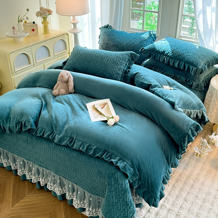 91家纺网 家纺一手货源 找家纺 优家居 2025秋冬高克重牛奶绒夹棉床盖四件套纯色蕾丝边花边刺绣法式公主风床裙款被套床罩夹棉床裙 灰湖绿