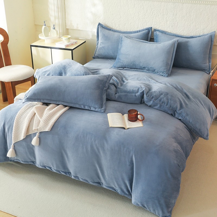 91家纺网 家纺一手货源 找家纺 优家居 2025秋冬高克重牛奶绒四件套纯色简约日式风床单款被套 星空蓝