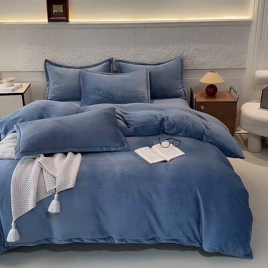 91家纺网 家纺一手货源 找家纺 优家居 2025秋冬高克重牛奶绒四件套纯色简约日式风床单款被套 星空蓝