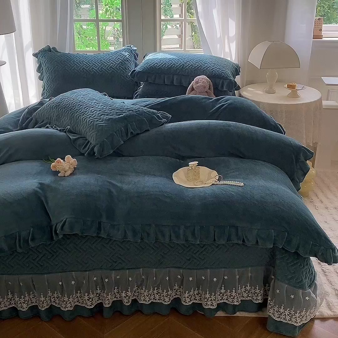 91家纺网 家纺一手货源 找家纺 优家居 2025秋冬高克重牛奶绒夹棉床盖四件套纯色蕾丝边花边刺绣法式公主风床裙款被套床罩夹棉床裙 灰湖绿