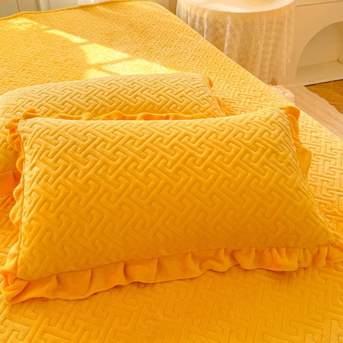 91家纺网 家纺一手货源 找家纺 优家居 2025秋冬高克重牛奶绒夹棉床盖四件套纯色蕾丝边花边刺绣法式公主风床裙款被套床罩夹棉床裙 奶酪黄