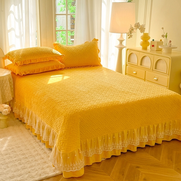 91家纺网 家纺一手货源 找家纺 优家居 2025秋冬高克重牛奶绒夹棉床盖四件套纯色蕾丝边花边刺绣法式公主风床裙款被套床罩夹棉床裙 奶酪黄