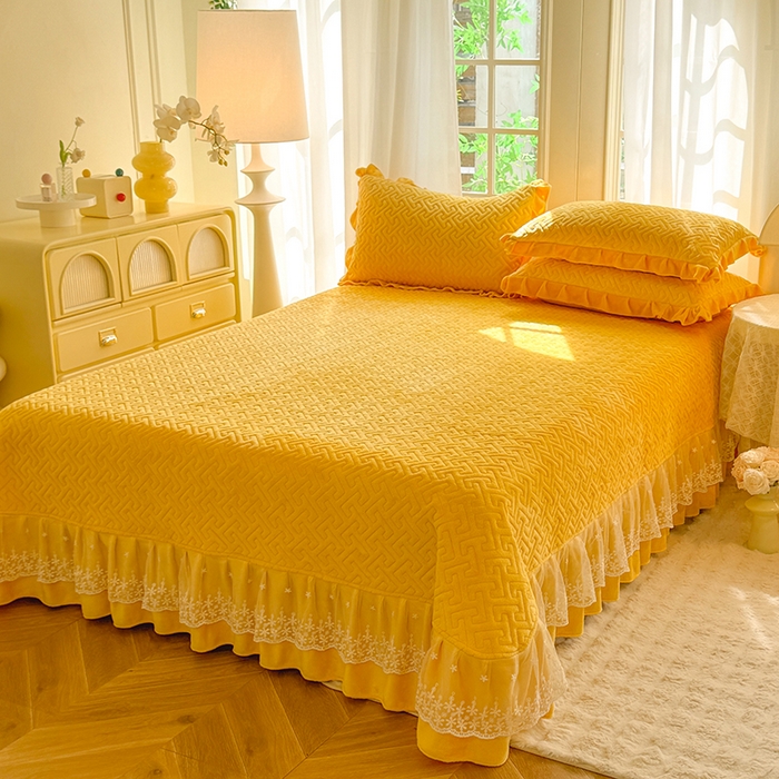 91家纺网 家纺一手货源 找家纺 优家居 2025秋冬高克重牛奶绒夹棉床盖四件套纯色蕾丝边花边刺绣法式公主风床裙款被套床罩夹棉床裙 奶酪黄