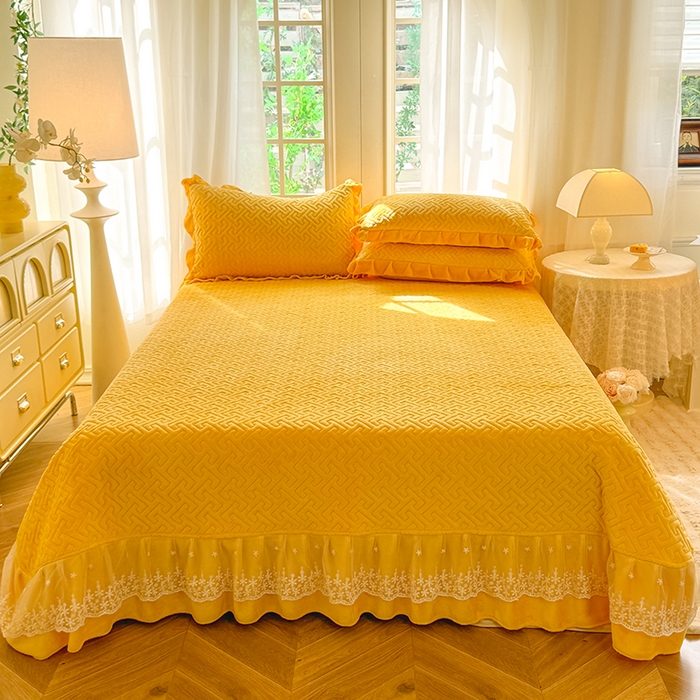 91家纺网 家纺一手货源 找家纺 优家居 2025秋冬高克重牛奶绒夹棉床盖四件套纯色蕾丝边花边刺绣法式公主风床裙款被套床罩夹棉床裙 奶酪黄