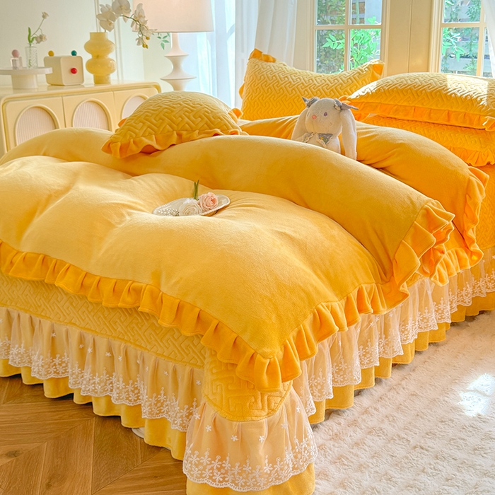 91家纺网 家纺一手货源 找家纺 优家居 2025秋冬高克重牛奶绒夹棉床盖四件套纯色蕾丝边花边刺绣法式公主风床裙款被套床罩夹棉床裙 奶酪黄