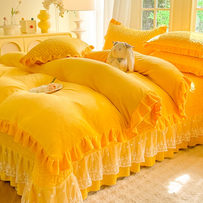 91家纺网 家纺一手货源 找家纺 优家居 2025秋冬高克重牛奶绒夹棉床盖四件套纯色蕾丝边花边刺绣法式公主风床裙款被套床罩夹棉床裙 奶酪黄