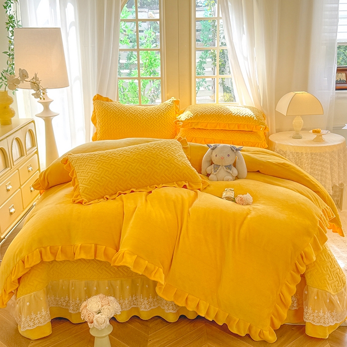 91家纺网 家纺一手货源 找家纺 优家居 2025秋冬高克重牛奶绒夹棉床盖四件套纯色蕾丝边花边刺绣法式公主风床裙款被套床罩夹棉床裙 奶酪黄