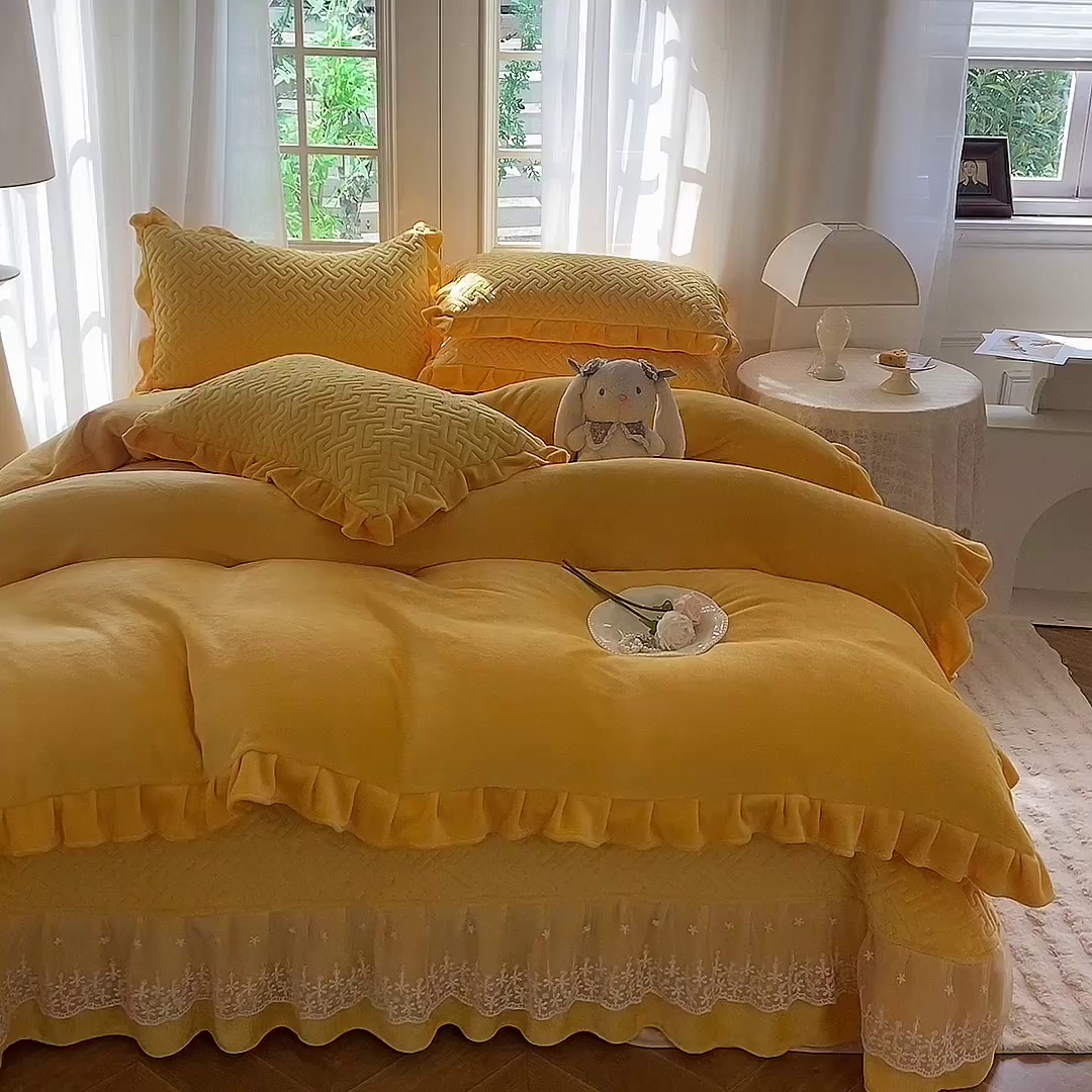 91家纺网 家纺一手货源 找家纺 优家居 2025秋冬高克重牛奶绒夹棉床盖四件套纯色蕾丝边花边刺绣法式公主风床裙款被套床罩夹棉床裙 奶酪黄