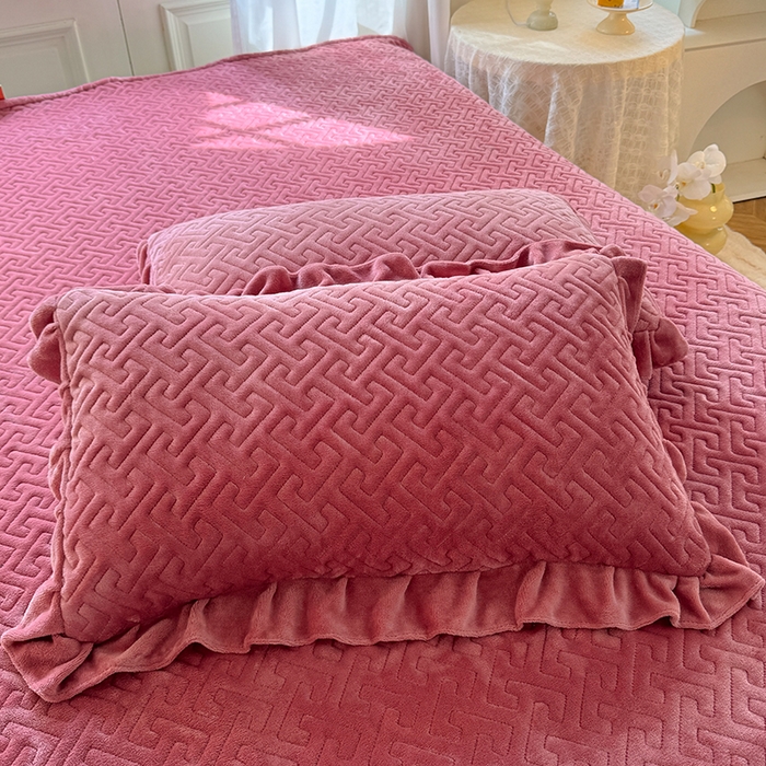 91家纺网 家纺一手货源 找家纺 优家居 2025秋冬高克重牛奶绒夹棉床盖四件套纯色蕾丝边花边刺绣法式公主风床裙款被套床罩夹棉床裙 浅豆沙