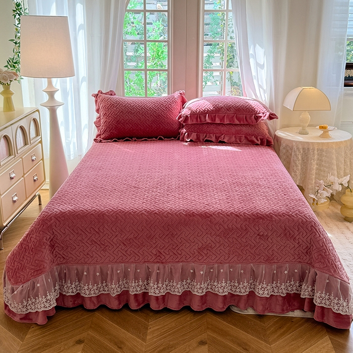 91家纺网 家纺一手货源 找家纺 优家居 2025秋冬高克重牛奶绒夹棉床盖四件套纯色蕾丝边花边刺绣法式公主风床裙款被套床罩夹棉床裙 浅豆沙