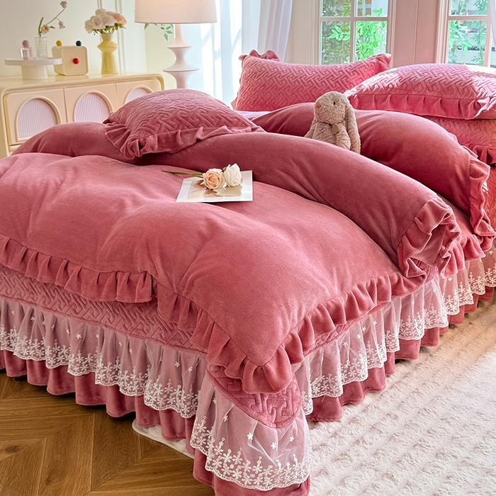 91家纺网 家纺一手货源 找家纺 优家居 2025秋冬高克重牛奶绒夹棉床盖四件套纯色蕾丝边花边刺绣法式公主风床裙款被套床罩夹棉床裙 浅豆沙