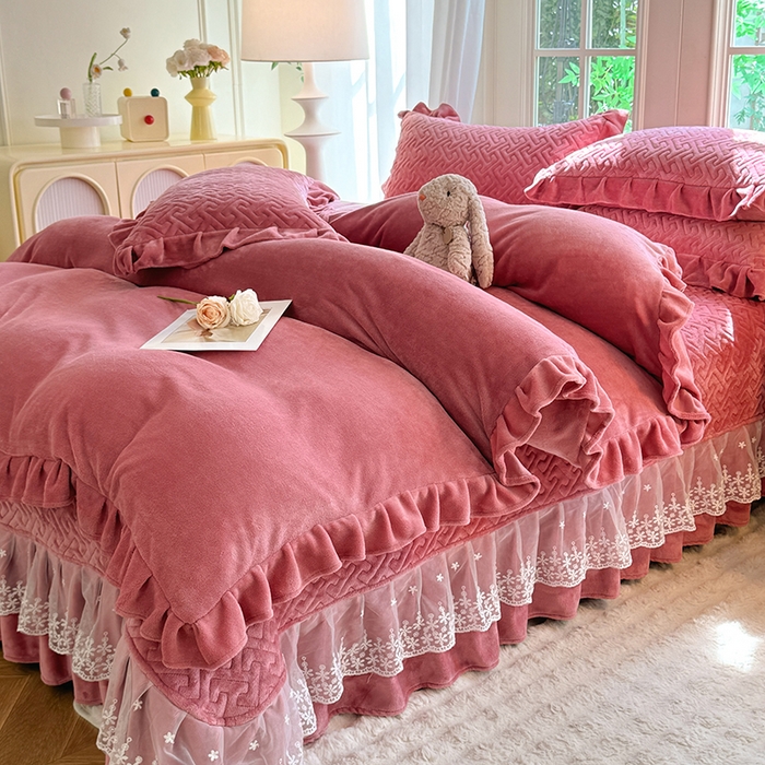 91家纺网 家纺一手货源 找家纺 优家居 2025秋冬高克重牛奶绒夹棉床盖四件套纯色蕾丝边花边刺绣法式公主风床裙款被套床罩夹棉床裙 浅豆沙