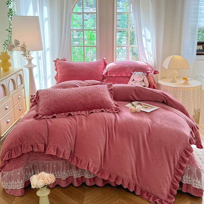 91家纺网 家纺一手货源 找家纺 优家居 2025秋冬高克重牛奶绒夹棉床盖四件套纯色蕾丝边花边刺绣法式公主风床裙款被套床罩夹棉床裙 浅豆沙