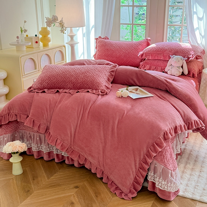 91家纺网 家纺一手货源 找家纺 优家居 2025秋冬高克重牛奶绒夹棉床盖四件套纯色蕾丝边花边刺绣法式公主风床裙款被套床罩夹棉床裙 浅豆沙