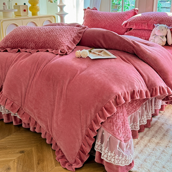 91家纺网 家纺一手货源 找家纺 优家居 2025秋冬高克重牛奶绒夹棉床盖四件套纯色蕾丝边花边刺绣法式公主风床裙款被套床罩夹棉床裙 浅豆沙