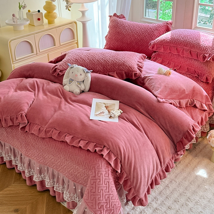 91家纺网 家纺一手货源 找家纺 优家居 2025秋冬高克重牛奶绒夹棉床盖四件套纯色蕾丝边花边刺绣法式公主风床裙款被套床罩夹棉床裙 浅豆沙