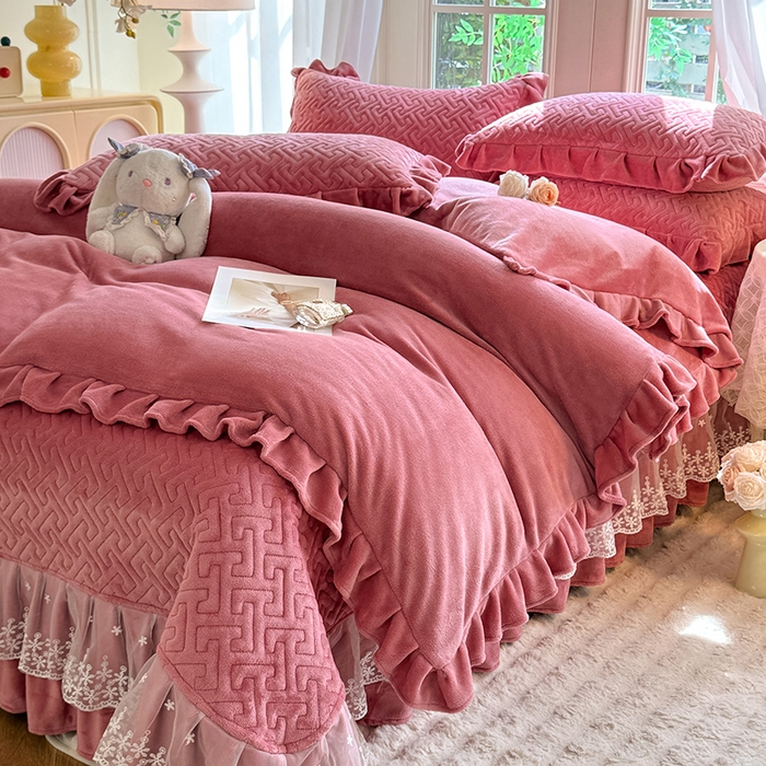 91家纺网 家纺一手货源 找家纺 优家居 2025秋冬高克重牛奶绒夹棉床盖四件套纯色蕾丝边花边刺绣法式公主风床裙款被套床罩夹棉床裙 浅豆沙