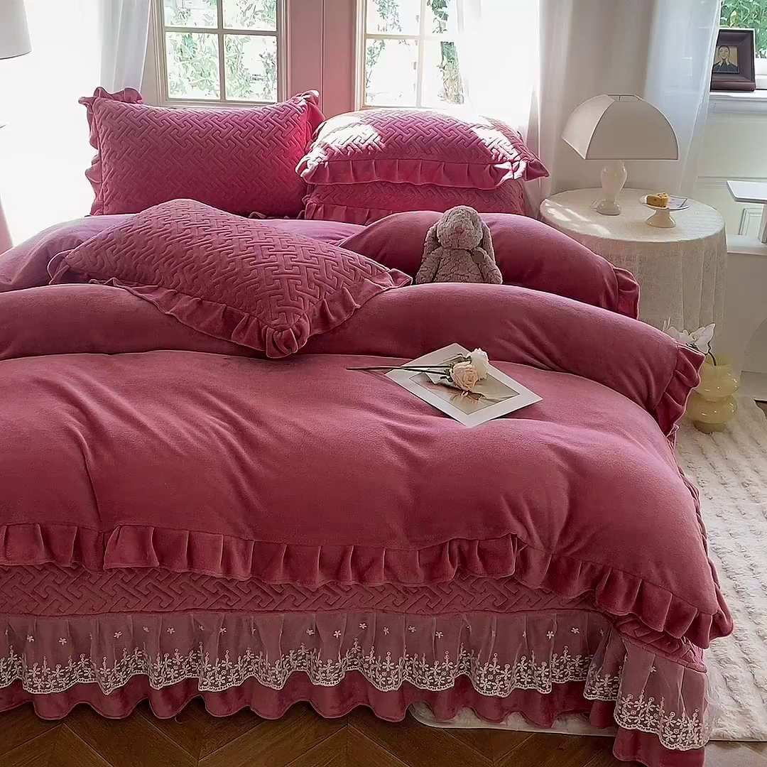 91家纺网 家纺一手货源 找家纺 优家居 2025秋冬高克重牛奶绒夹棉床盖四件套纯色蕾丝边花边刺绣法式公主风床裙款被套床罩夹棉床裙 浅豆沙