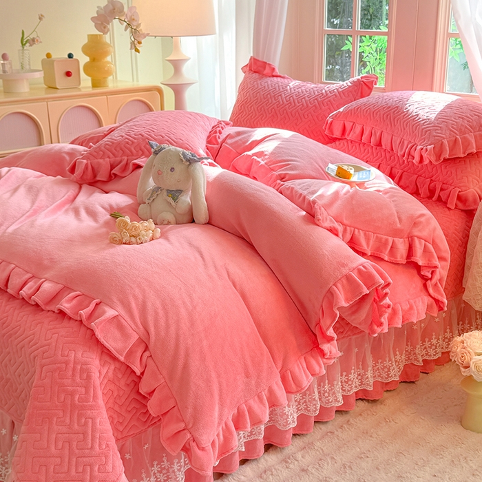 91家纺网 家纺一手货源 找家纺 优家居 2025秋冬高克重牛奶绒夹棉床盖四件套纯色蕾丝边花边刺绣法式公主风床裙款被套床罩夹棉床裙 甜心粉