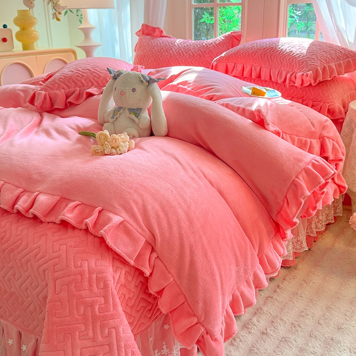 91家纺网 家纺一手货源 找家纺 优家居 2025秋冬高克重牛奶绒夹棉床盖四件套纯色蕾丝边花边刺绣法式公主风床裙款被套床罩夹棉床裙 甜心粉