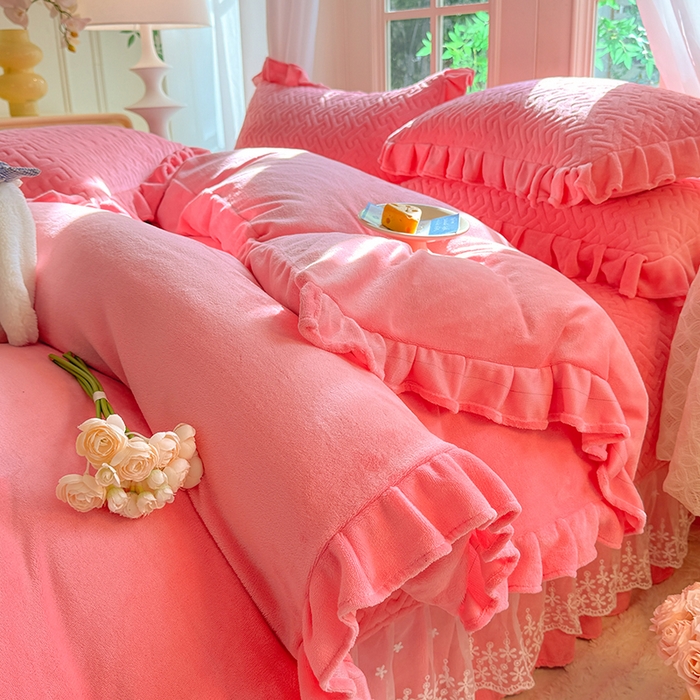 91家纺网 家纺一手货源 找家纺 优家居 2025秋冬高克重牛奶绒夹棉床盖四件套纯色蕾丝边花边刺绣法式公主风床裙款被套床罩夹棉床裙 甜心粉