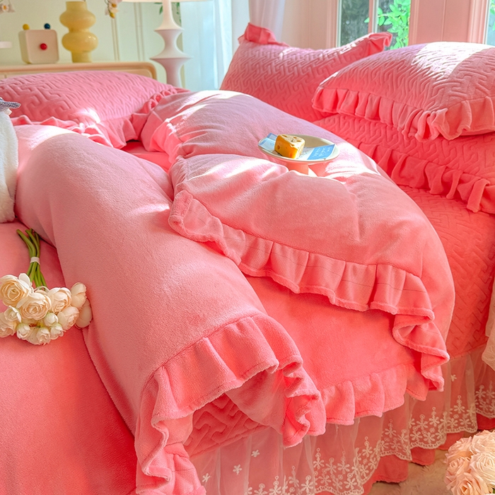 91家纺网 家纺一手货源 找家纺 优家居 2025秋冬高克重牛奶绒夹棉床盖四件套纯色蕾丝边花边刺绣法式公主风床裙款被套床罩夹棉床裙 甜心粉