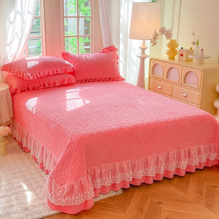 91家纺网 家纺一手货源 找家纺 优家居 2025秋冬高克重牛奶绒夹棉床盖四件套纯色蕾丝边花边刺绣法式公主风床裙款被套床罩夹棉床裙 甜心粉