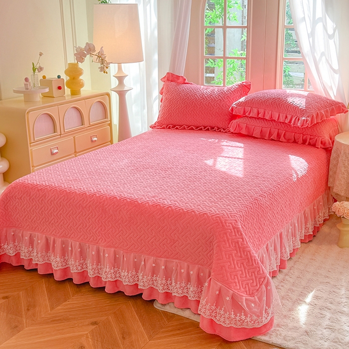 91家纺网 家纺一手货源 找家纺 优家居 2025秋冬高克重牛奶绒夹棉床盖四件套纯色蕾丝边花边刺绣法式公主风床裙款被套床罩夹棉床裙 甜心粉