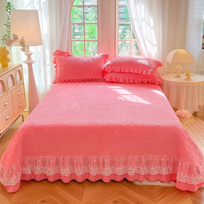 91家纺网 家纺一手货源 找家纺 优家居 2025秋冬高克重牛奶绒夹棉床盖四件套纯色蕾丝边花边刺绣法式公主风床裙款被套床罩夹棉床裙 甜心粉