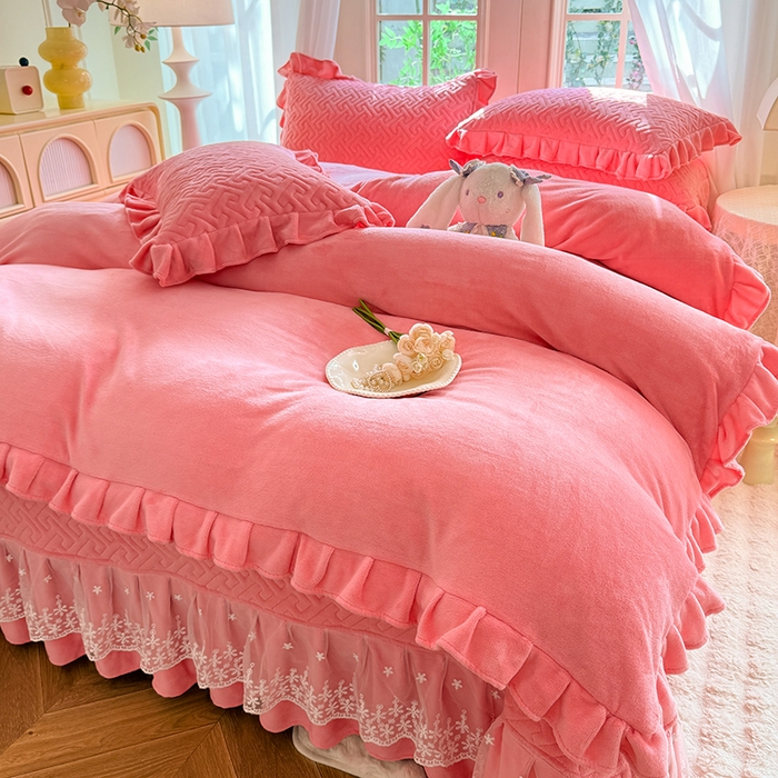 91家纺网 家纺一手货源 找家纺 优家居 2025秋冬高克重牛奶绒夹棉床盖四件套纯色蕾丝边花边刺绣法式公主风床裙款被套床罩夹棉床裙 甜心粉