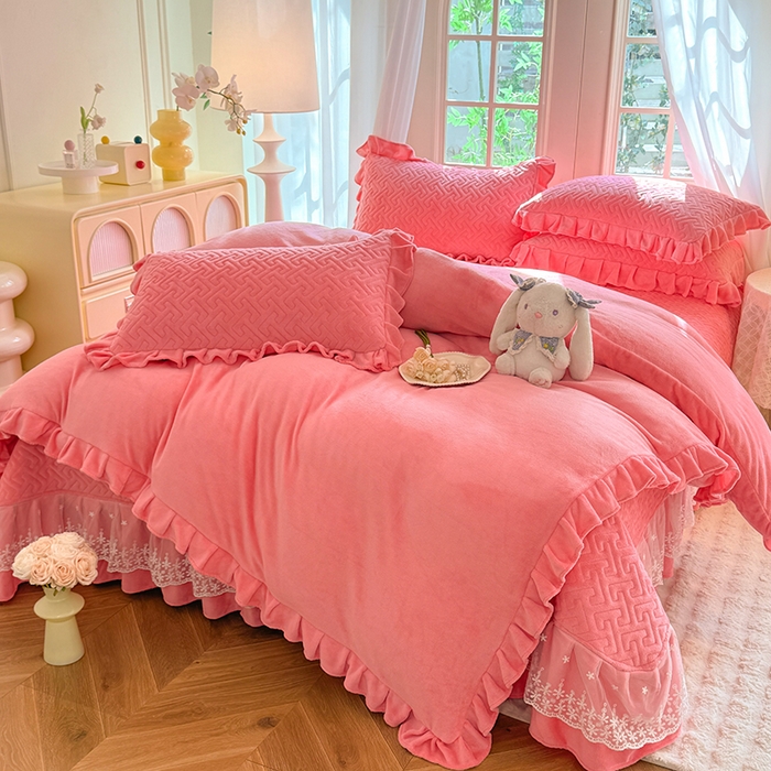 91家纺网 家纺一手货源 找家纺 优家居 2025秋冬高克重牛奶绒夹棉床盖四件套纯色蕾丝边花边刺绣法式公主风床裙款被套床罩夹棉床裙 甜心粉