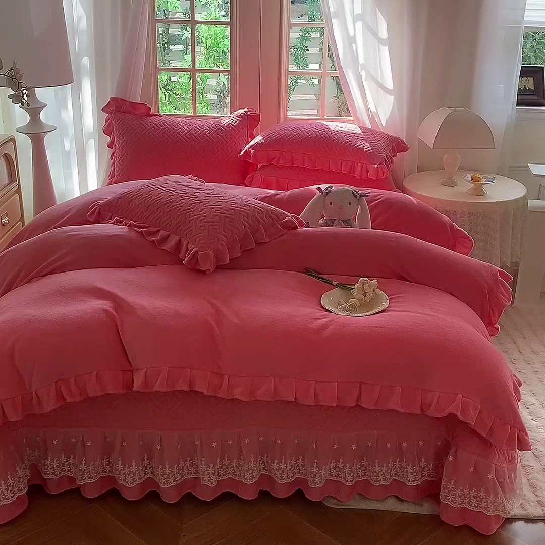 91家纺网 家纺一手货源 找家纺 优家居 2025秋冬高克重牛奶绒夹棉床盖四件套纯色蕾丝边花边刺绣法式公主风床裙款被套床罩夹棉床裙 甜心粉