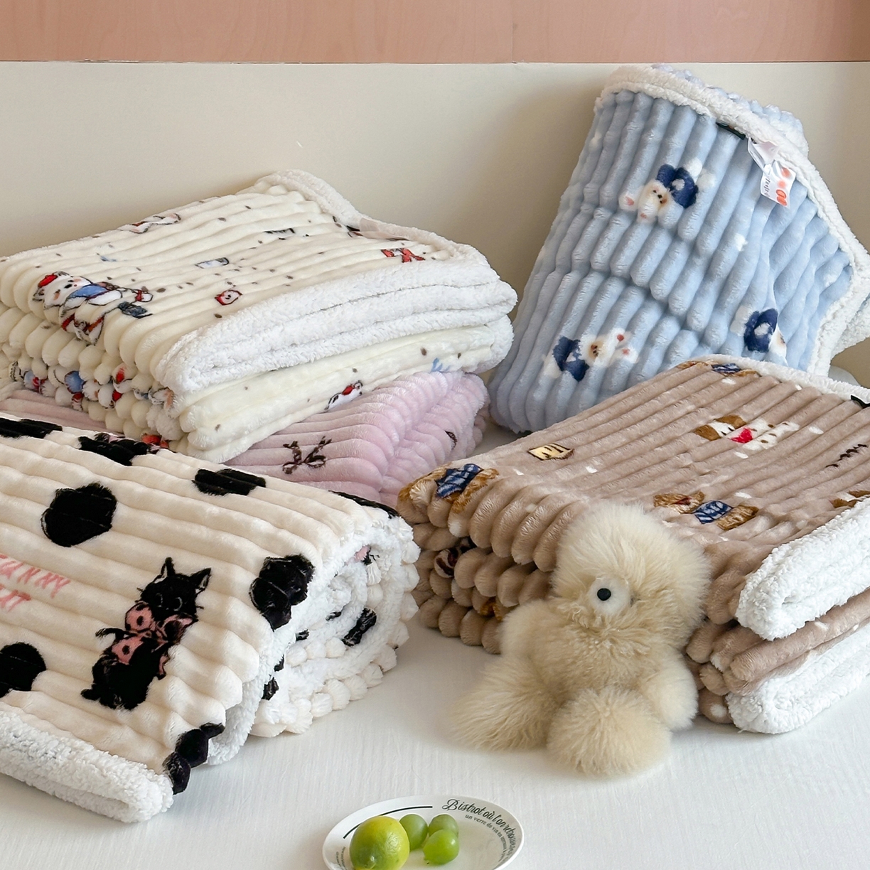 91家纺网 家纺一手货源 找家纺 （总）RYB红黄兰 2025新款设计师原创抽条280g兔兔绒羊羔绒加厚毛毯,组合图,奶油西高地,波点黑猫,咖色潦草狗,蓝色兔兔,星星蝴蝶结