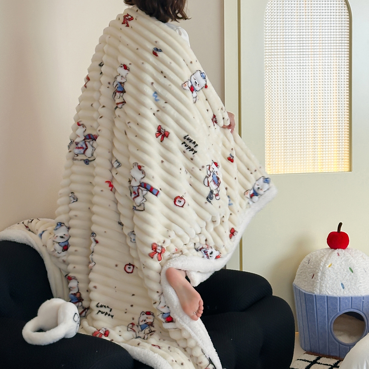 91家纺网 家纺一手货源 找家纺 RYB红黄兰 2025新款设计师原创抽条280g兔兔绒羊羔绒加厚毛毯 奶油西高地