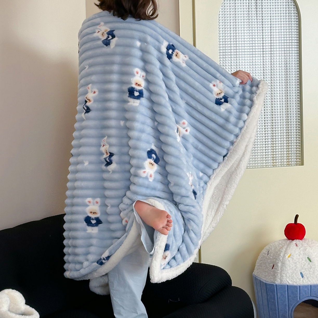 91家纺网 家纺一手货源 找家纺 RYB红黄兰 2025新款设计师原创抽条280g兔兔绒羊羔绒加厚毛毯 蓝色兔兔