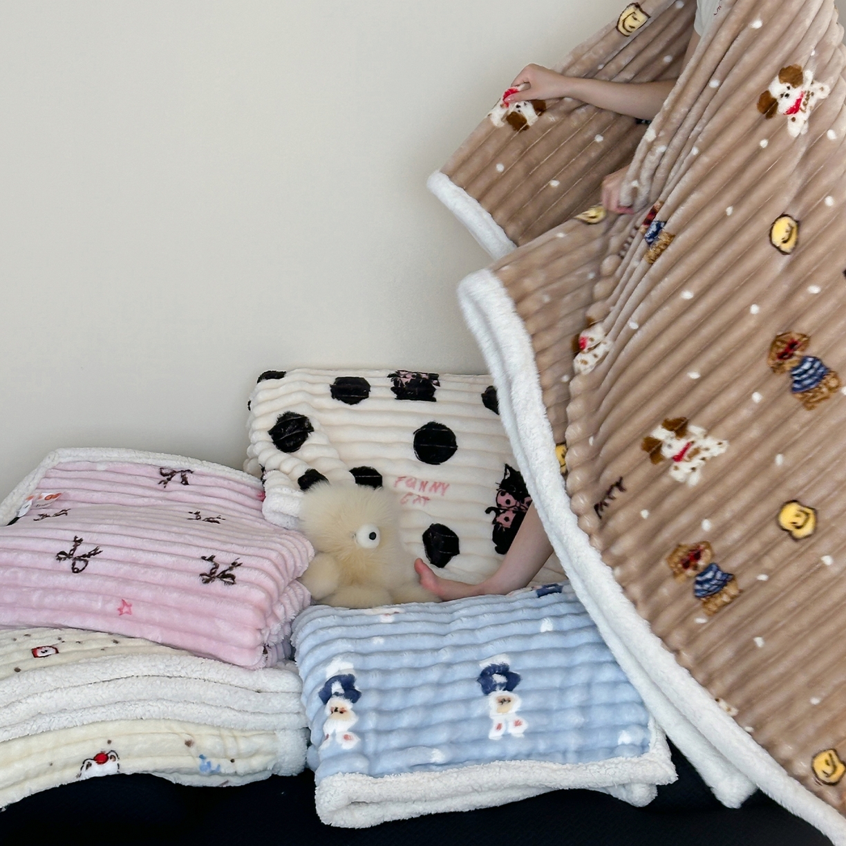 91家纺网 家纺一手货源 找家纺 RYB红黄兰 2025新款设计师原创抽条280g兔兔绒羊羔绒加厚毛毯 组合图